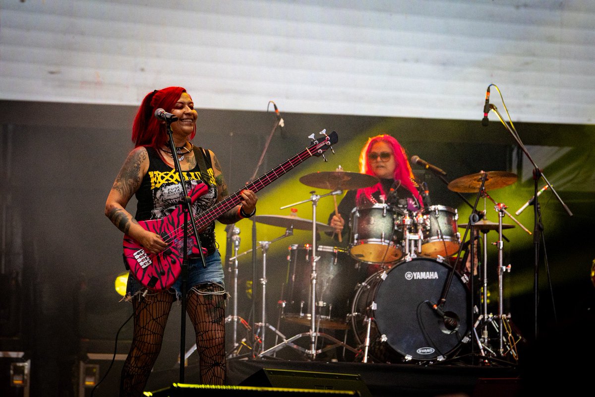 Algunos dirían que lo más importante de un espacio público es la capacidad de disfrute, de encuentro. Shows como el de las madrinas del punk feminista en Bogotá, Polikarpa y sus Viciosas, ratifican que sí y no. Que incluso en el disfrute, o quizás sobre todo en él, vale la pena