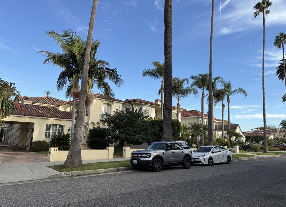I came to Beverly Hills in Los Angeles and felt really comfortable here! The weather was great too, the sun was shining and I felt warm all over.