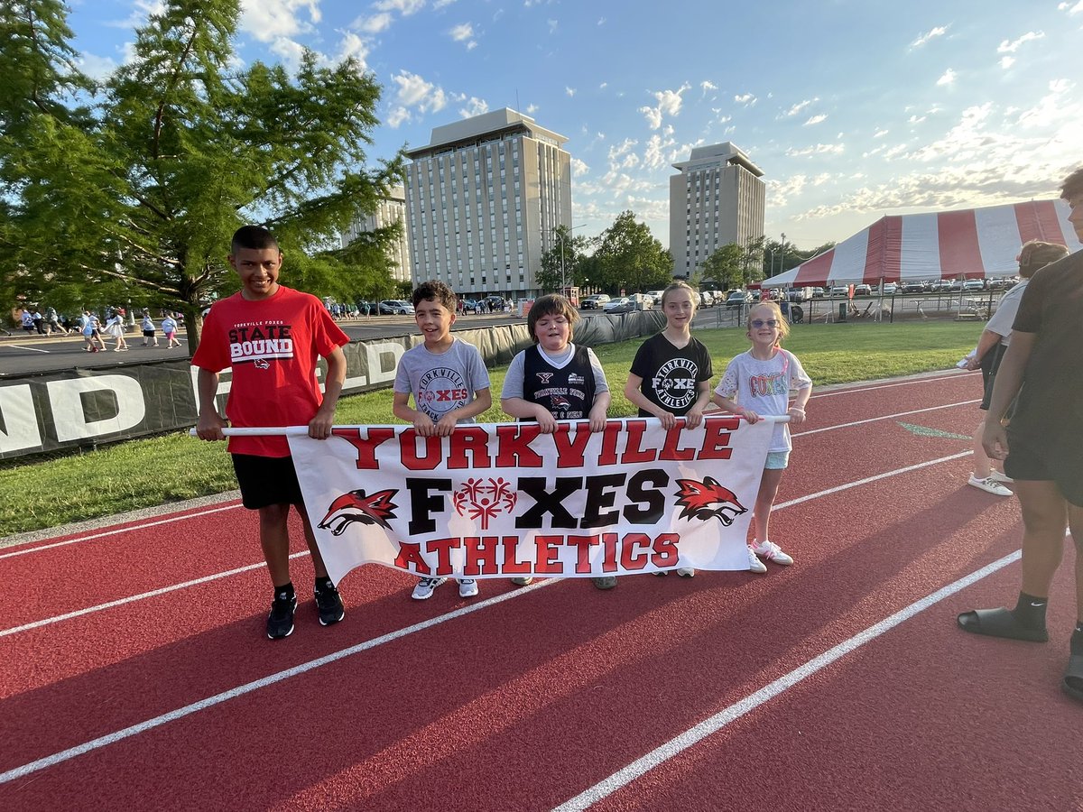 AReveter's tweet photo. What an amazing weekend!!!! It was super hot, but our athletes showed up and put it all out there. 7 athletes went to state this year and we walked away with 2 golds, 3 silvers, and 1 bronze. So proud to be their coach! #summergames #specialolympicsillinois #Yorkville115 https://t.co/eqCJiuT22f