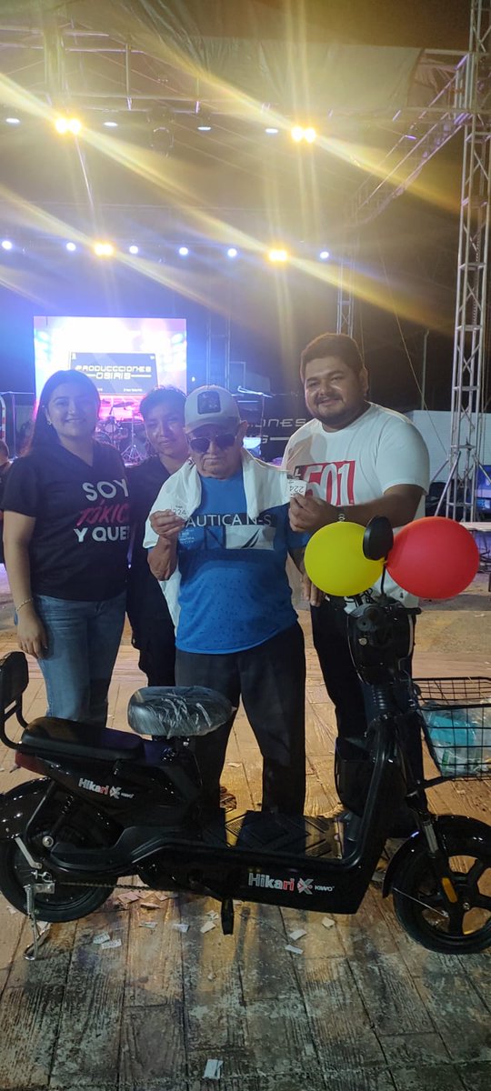 RodajeVisual's tweet image. El #HonorableAyuntamientodeDzemul20242027 encabezado por el presidente municipal C.P. Wilberto Flota Aké celebro a todos los papás de la cabecera y sus comisarías a lo grande, en su mayoría buenos regalos que se rifaron, la cena, el baile con este gran detalle a los papás en día