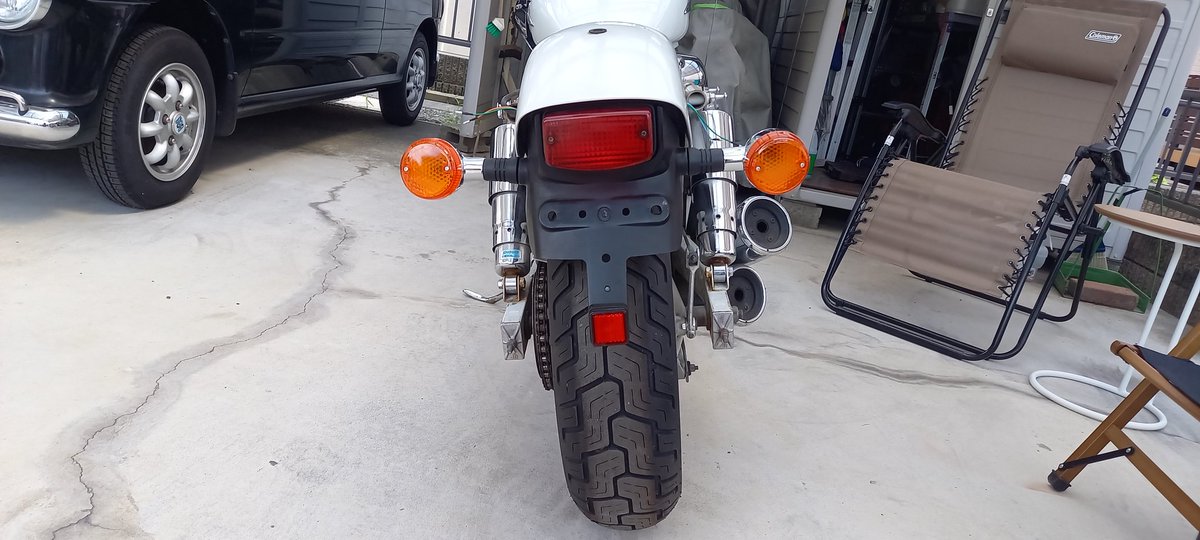 minawara296's tweet image. ウィンカー交換

中華製の純正風ウィンカー(1枚目)

元々、左右バラバラ…
挙句、左は固定されてない上ハイフラする(2枚目)

右もフレームに固定されてなかった(3枚目)

やっぱり大きい方がレトロ風で素敵(4枚目)

#vtwin #MAGNA
#Vツイン #マグナ 
#ホンダ #HONDA