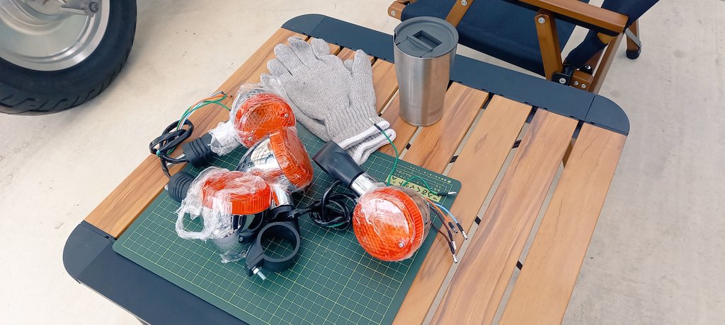 minawara296's tweet image. ウィンカー交換

中華製の純正風ウィンカー(1枚目)

元々、左右バラバラ…
挙句、左は固定されてない上ハイフラする(2枚目)

右もフレームに固定されてなかった(3枚目)

やっぱり大きい方がレトロ風で素敵(4枚目)

#vtwin #MAGNA
#Vツイン #マグナ 
#ホンダ #HONDA