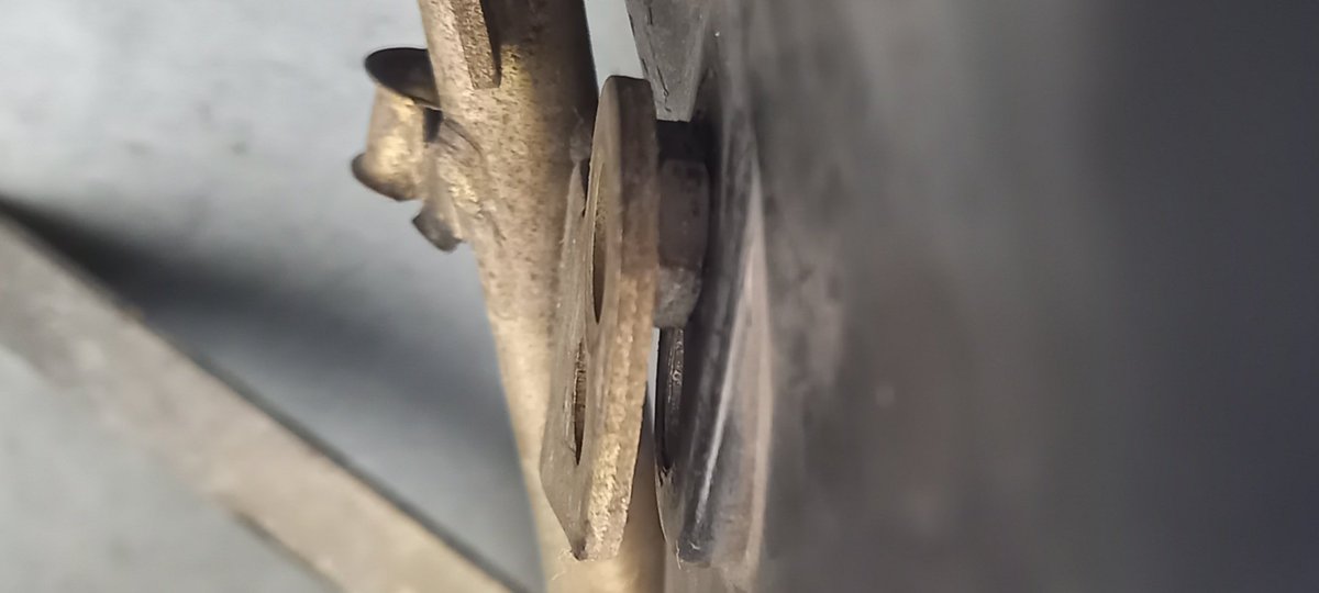 minawara296's tweet image. ウィンカー交換

中華製の純正風ウィンカー(1枚目)

元々、左右バラバラ…
挙句、左は固定されてない上ハイフラする(2枚目)

右もフレームに固定されてなかった(3枚目)

やっぱり大きい方がレトロ風で素敵(4枚目)

#vtwin #MAGNA
#Vツイン #マグナ 
#ホンダ #HONDA