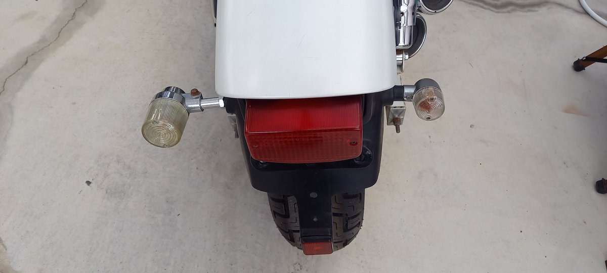 minawara296's tweet image. ウィンカー交換

中華製の純正風ウィンカー(1枚目)

元々、左右バラバラ…
挙句、左は固定されてない上ハイフラする(2枚目)

右もフレームに固定されてなかった(3枚目)

やっぱり大きい方がレトロ風で素敵(4枚目)

#vtwin #MAGNA
#Vツイン #マグナ 
#ホンダ #HONDA