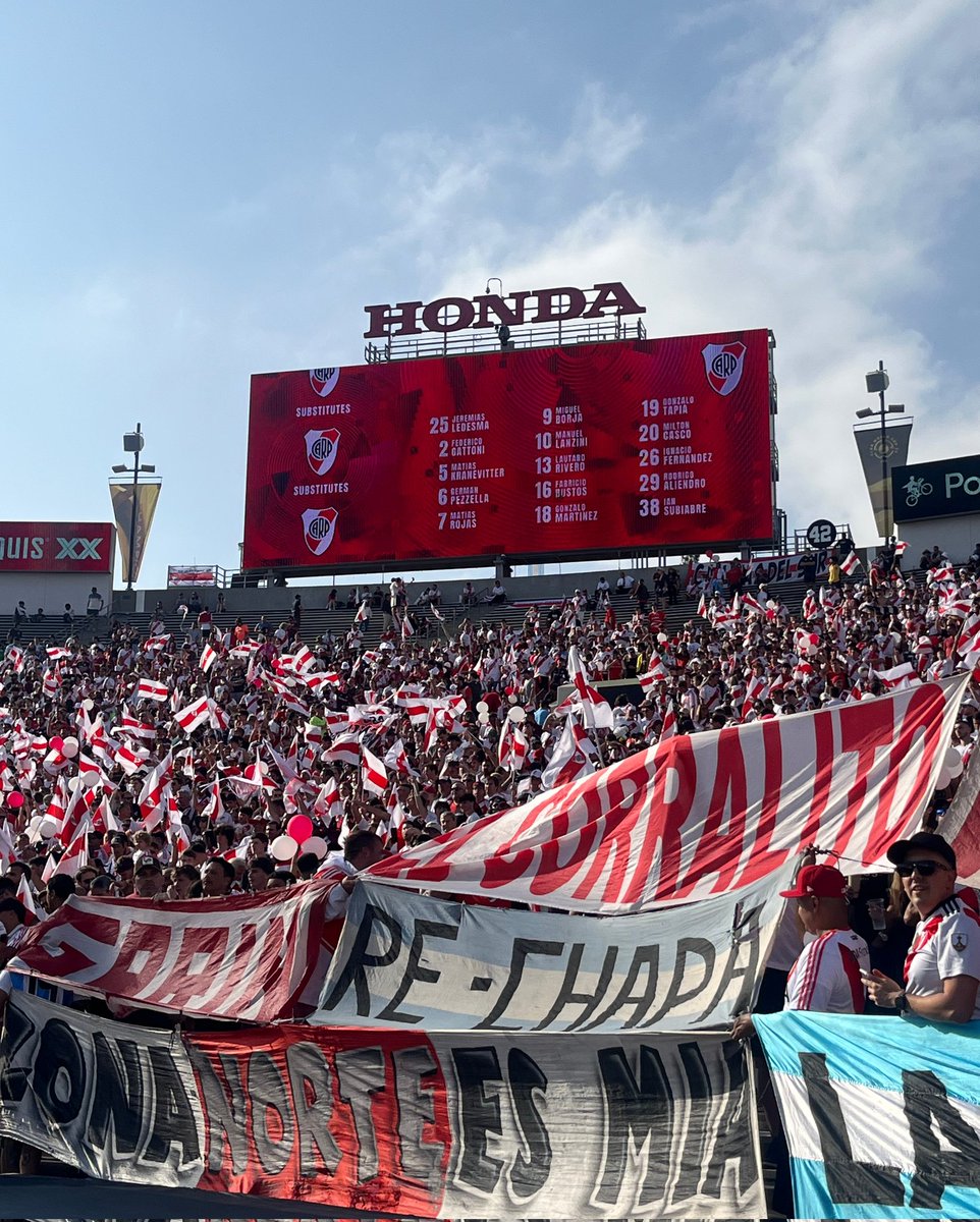 SOMOS 30 MIL HINCHAS DE RIVER EN LOS ANGELES, PASADENA.

NO TRATEN DE COMPARARNOS.