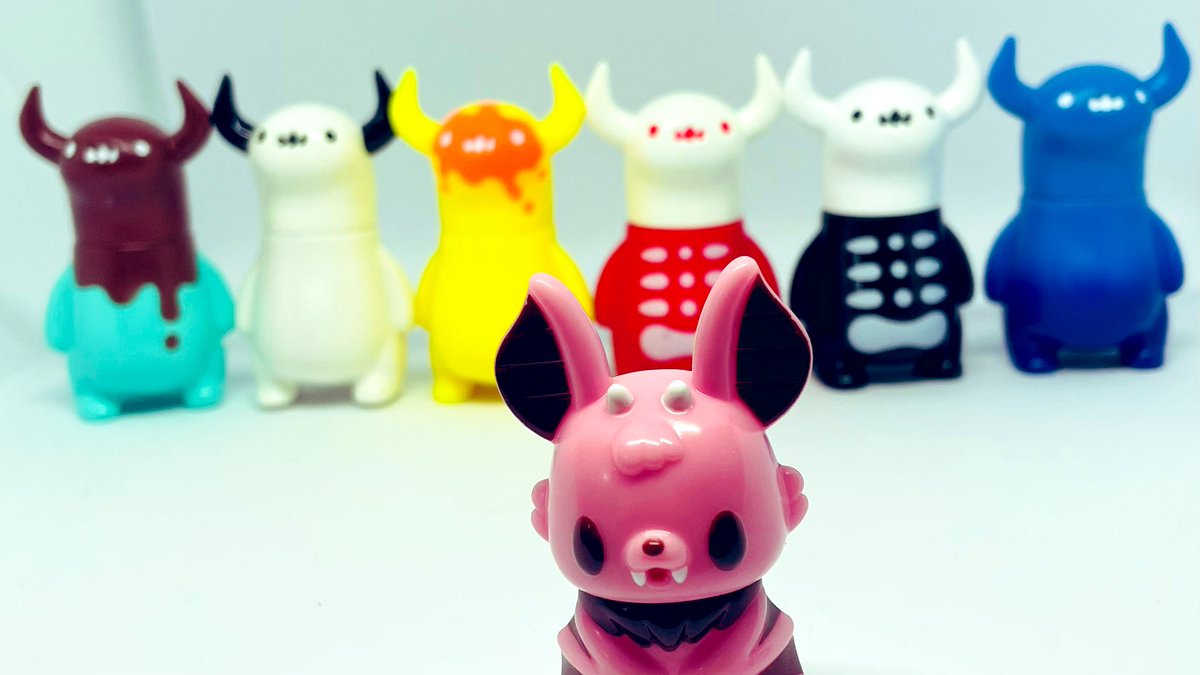 rayflo_pop's tweet image. ちしまこうのすけさんのコパタパタンのガチャようやく初ゲット！嬉しい！
さぁ、うちにいるボーたちと並べてｶﾜｲｲ写真撮るぞぅ🥰と意気込んだ思ったもののどう並べてもボーの圧が……www
コパタパタンちゃんもっと増やしたいwww
#コパタパタン 
 #上の空怪獣ボー