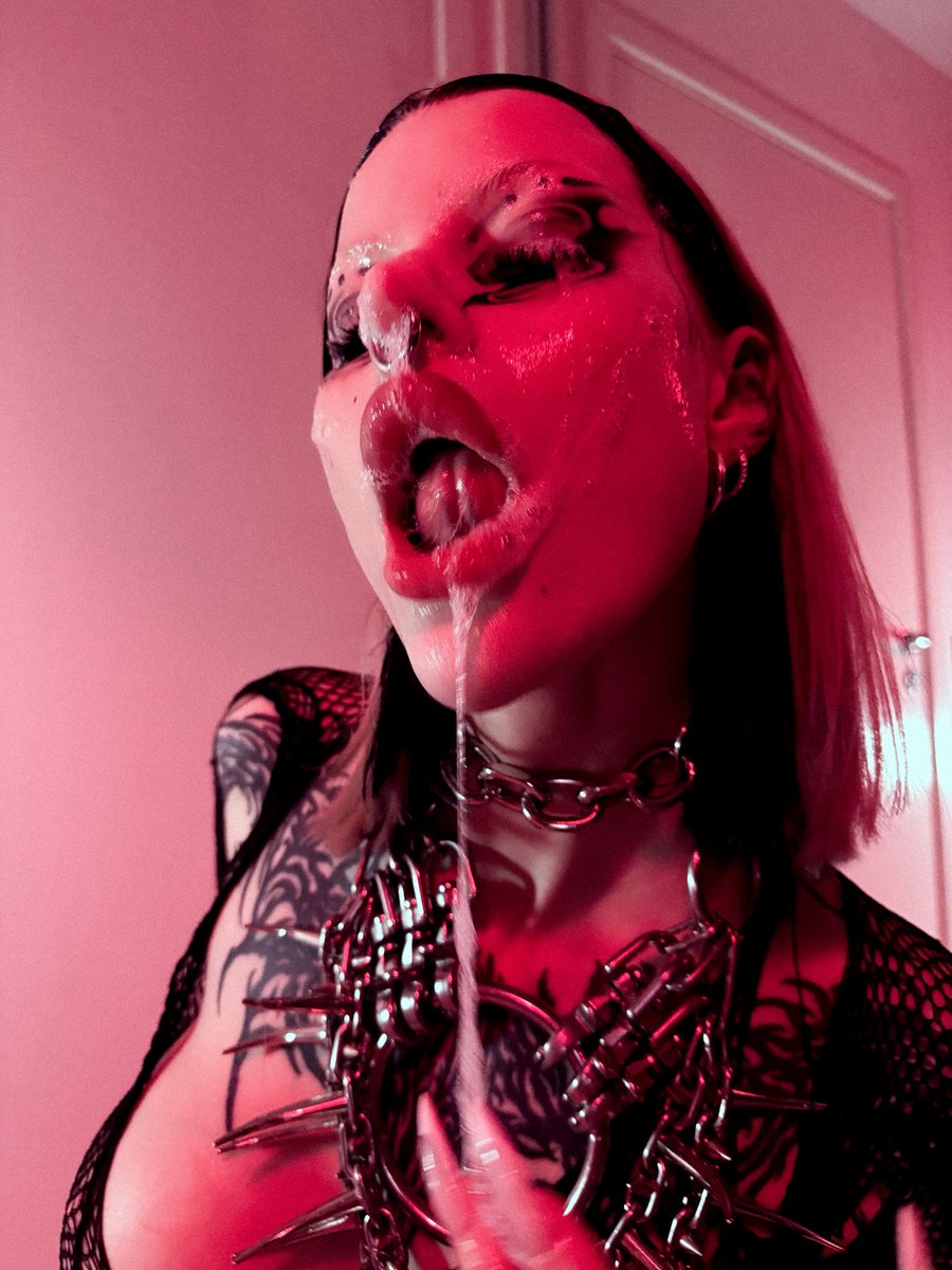 I love fucking my face so brutal that I can smear my saliva all over my face. And if I breathe I’ll choke on it and d*e lol 🤓