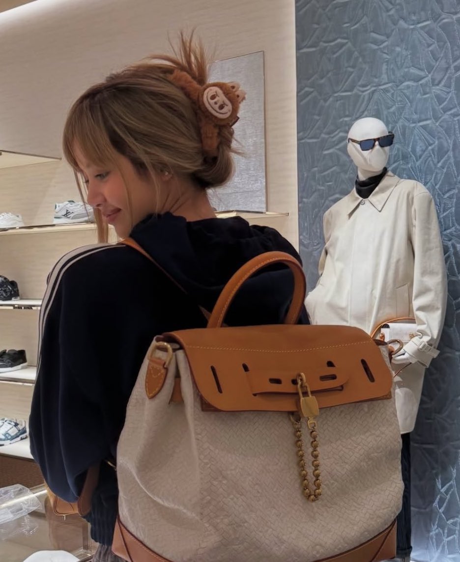 Rolling Stone เมนชั่นถึงลิซ่าในบทความล่าสุดเกี่ยวกับลาบูบู้ ว่าเซเลบบริตี้มากมายมีไว้ในครอบครองแต่ดูเหมือนว่าแฟนคลับตัวยงจะเป็นใครไปไม่ได้นอกจากลิซ่าที่เป็นแฟนมาอย่างยาวนาน รวมทั้งยังมีพวงกุญแจอื่นๆที่เทอหลงไหลอีก โดยลิซ่าจะแวะ Popmart ทุกที่ทันทีที่มีโอกาส