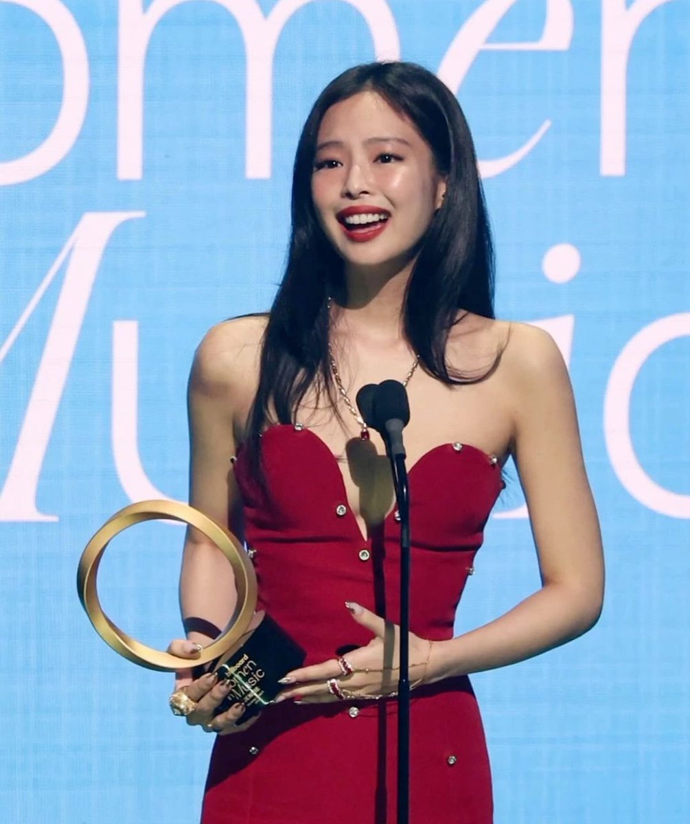 JENNIE extends her record as the female idol with most #1’s in brand reputation history. (31)