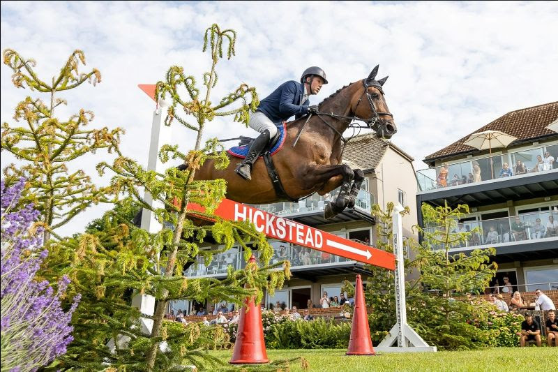 Eine ganz und gar angelsächsische Angelegenheit war das Speed-Derby in Hickstead auf dem All England Jumping Course. Mark Edwards und Royal Tale am Ende die "Überflieger". zurl.co/7kRkj
#showjumping #Hickstead #derbyfieber