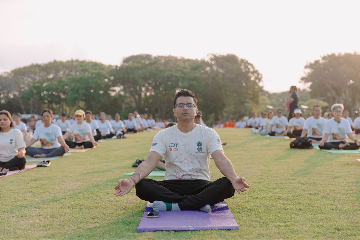 Under the shadow of magnificent Sri Krishna &amp; Arjun over 1500 people gathered to celebrate historic 11th International Day of Yoga in the breathtaking Peninsula Island, Nusa Dua, Bali, organised by CGI &amp; SVCC Bali. Dr Shashank Vikram, CG addressed the gathering and emphasised the