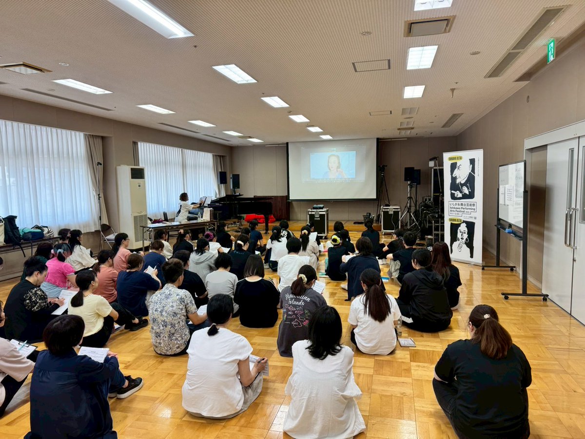 ishikawabutai's tweet photo. 由水さんプロデュースのワークショップ、第2回が開催されました！
由水さんはオンラインで参加となり、
レッスンに参加したみなさんは発表会の課題曲について感想を語ったり、英語の歌詞の発音練習を行ないました🎶
 #いしかわ舞台芸術祭 https://t.co/56uzjUey1y