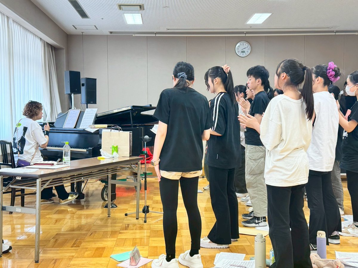 ishikawabutai's tweet photo. 由水さんプロデュースのワークショップ、第2回が開催されました！
由水さんはオンラインで参加となり、
レッスンに参加したみなさんは発表会の課題曲について感想を語ったり、英語の歌詞の発音練習を行ないました🎶
 #いしかわ舞台芸術祭 https://t.co/56uzjUey1y
