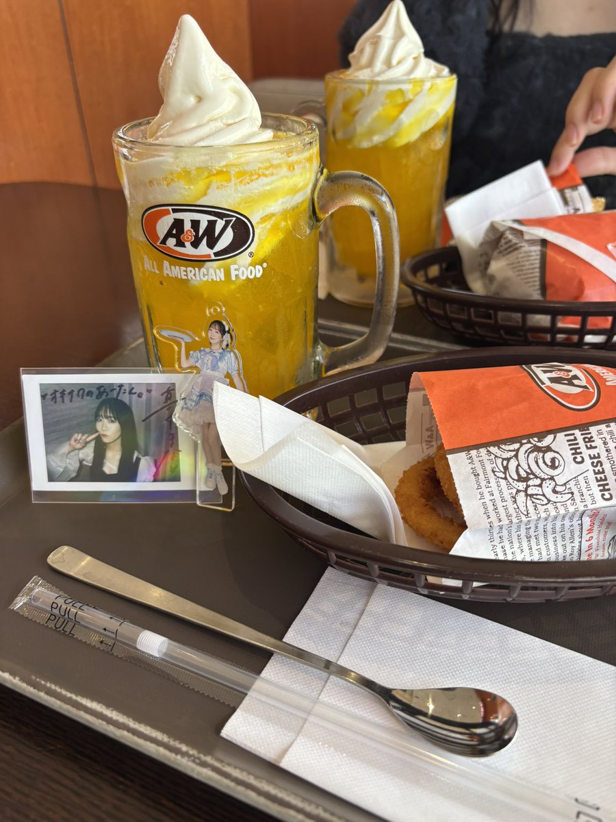 Alice_oki_fz's tweet photo. まなふぃ会えるの楽しみ！！！
ラボセ前にA&amp;W🍟🩵 https://t.co/uyfs1352Hk
