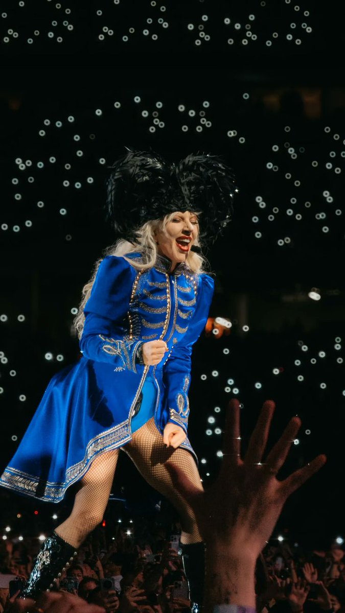 gabsthesinger's tweet photo. TORONTO… YOU CLOSED OUT CANADA WITH A BANG. 🇨🇦
Night 4 was electric thank you for the love, the volume, the fire.
This was a farewell to remember.
Next stop: ISTANBUL — July 12, 13, 15 &amp; 16.
Get ready. 🖤 https://t.co/03dr3HNsTK
