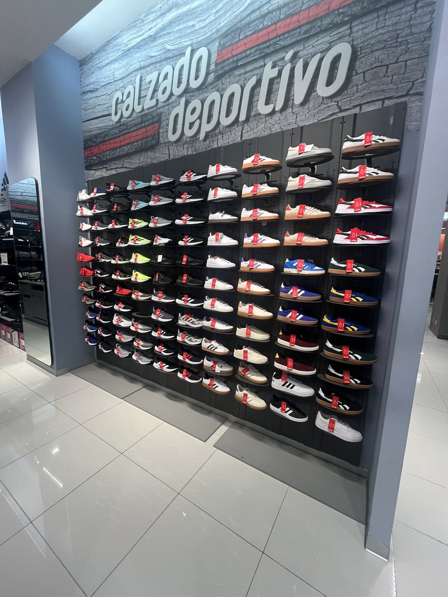 JPbadillo7's tweet photo. La probabilidad de que mi novia adivinara el único par de zapatos que nunca me pondría de esta pared es de 1.81% 

Adivinen quien le atinó a la primera 🙃 https://t.co/VdJ0U0HQmV