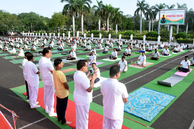 🌍🧘‍♂️ On June 21, 2025, a grand mass yoga session was held at Vasantrao Naik Marathwada Krishi Vidyapeeth under the theme ‘One Earth, One Health’.
“If there is health care, there is no need for medical care” — Hon’ble Vice Chancellor Prof. (Dr.) Indra Mani.