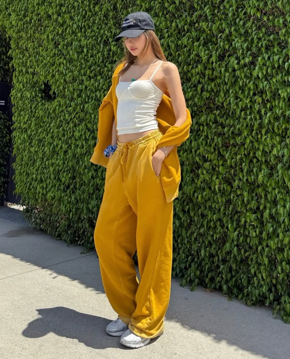 LISA looks absolutely gorgeous in her new Instagram photo! 😍📸

Radiating elegance, confidence, and that signature it-girl glow ✨💖 #LISA #BLACKPINK #IGQueen #StunningVisuals