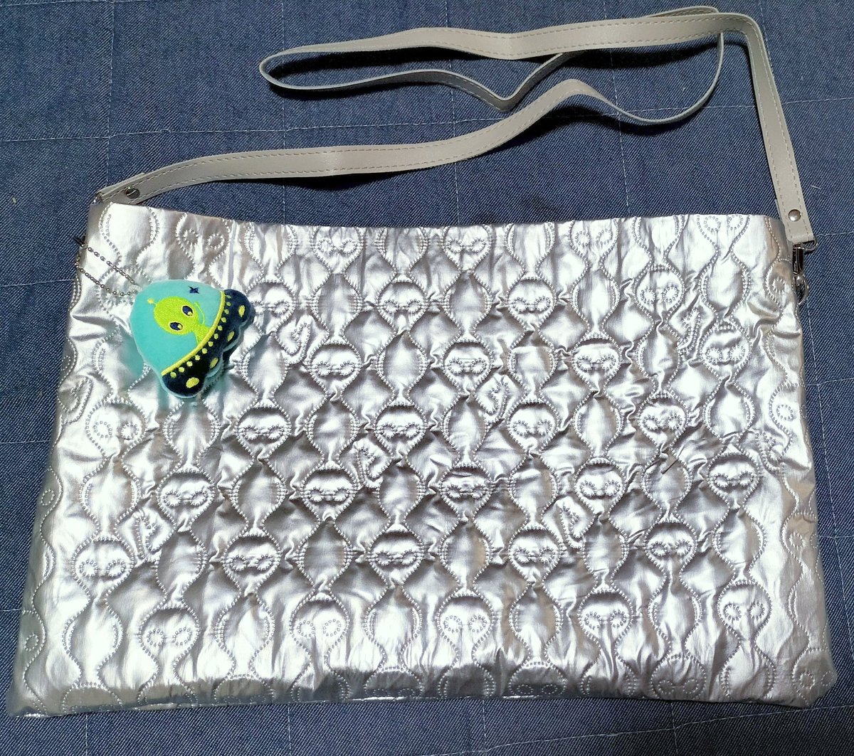 セリアで、様子のおかしい最高のキルト布と出会ってしまった！
手をあげて挨拶してる？

布は切らずに面積を活かし、横長トートバッグにしました✨
正方形バッグにして、余り布でポーチやバッグの内ポケットを作っても可愛かったかも。

材料はすべてセリアで合計450円。
やっぱりこの布最高です👽️💕