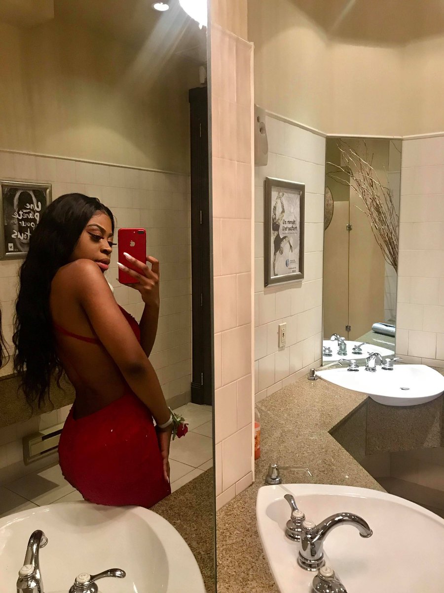 dxchessee's tweet image. i ate my prom idc #2k19