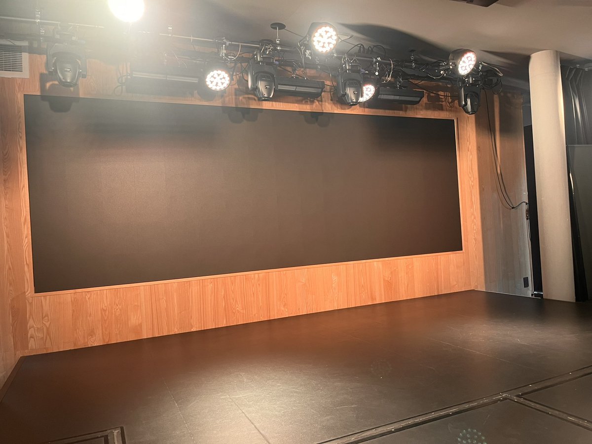 mi_nyo74's tweet photo. ファッションショーの現場きた https://t.co/9EQz7fctzF