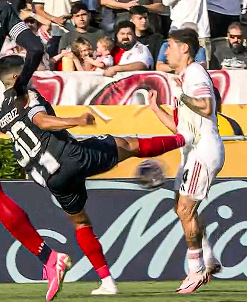 NI SIQUIERA FUERON AL VAR A VER ESTO, ES UN UN CHOREO HISTORICO

PERO DESPUÉS A BOCA LE DAN TODAS DEJAME DE HINCHAR LAS PELOTAS