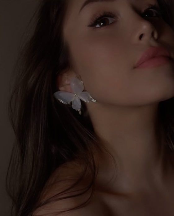 𓆩 𝑷𝑨𝑹𝑰𝑺 𝑷𝑹𝑰𝑵𝑪𝑬 𓆪

 changeling (seelie fae) ꕤ she/her

  crystal ballerina ✧ broken softly
   sommelier ♡ dog mom
   ✦ protected jewel of the Prince syndicate 

    “𝑰’𝒎 𝒂 𝒏𝒊𝒈𝒉𝒕𝒎𝒂𝒓𝒆 𝒅𝒓𝒆𝒔𝒔𝒆𝒅 𝒍𝒊𝒌𝒆 𝒂 𝒅𝒂𝒚𝒅𝒓𝒆𝒂𝒎”

     ↻ + ♡