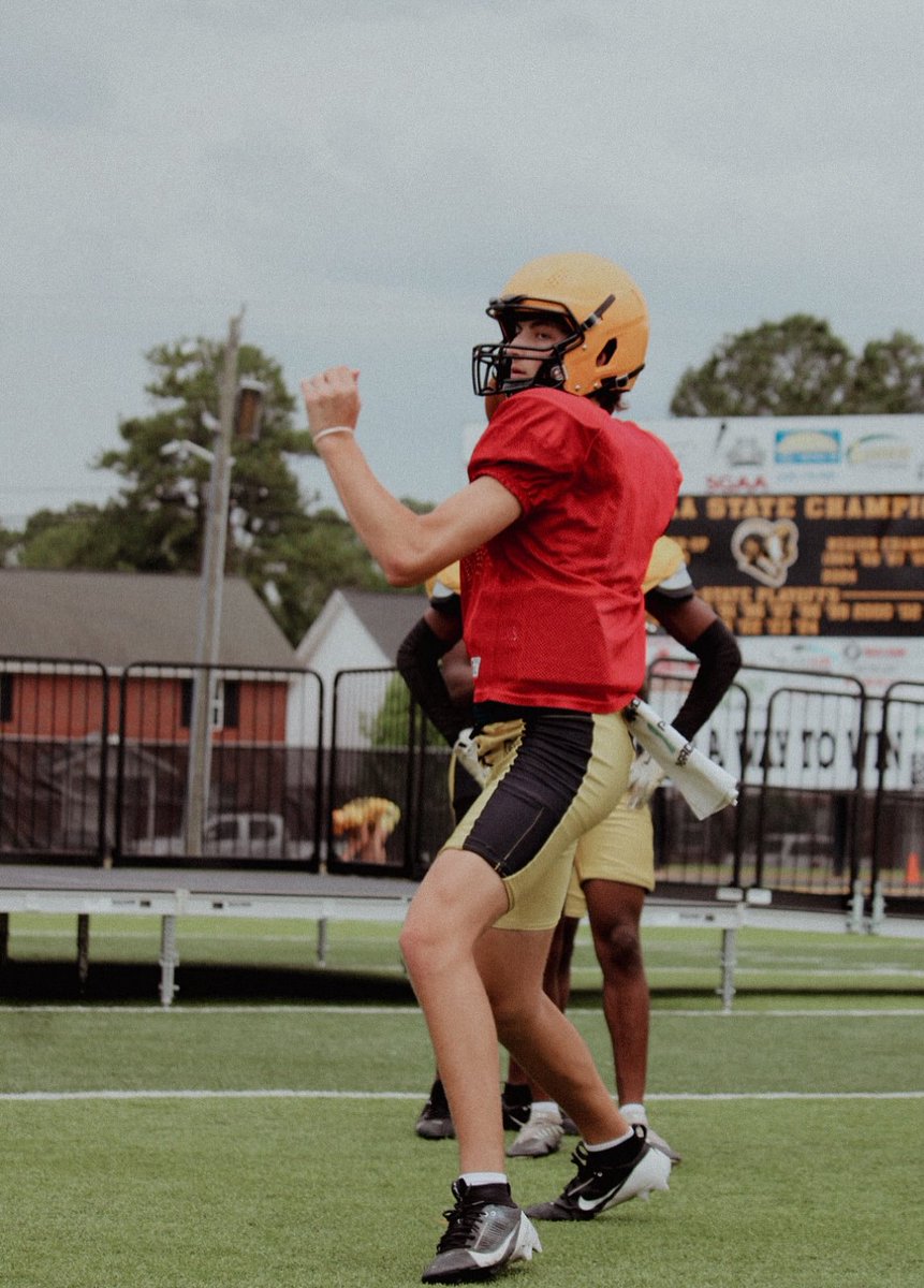 LYNDON WORTHY
📍 Worthy County HS

This kid is SPECIAL. One of the most polished passers in Georgia—Lyndon’s got elite touch, pocket command, and drops dimes in a spread offense. Already over 6,000 career passing yards heading into junior year.

Offers- Troy