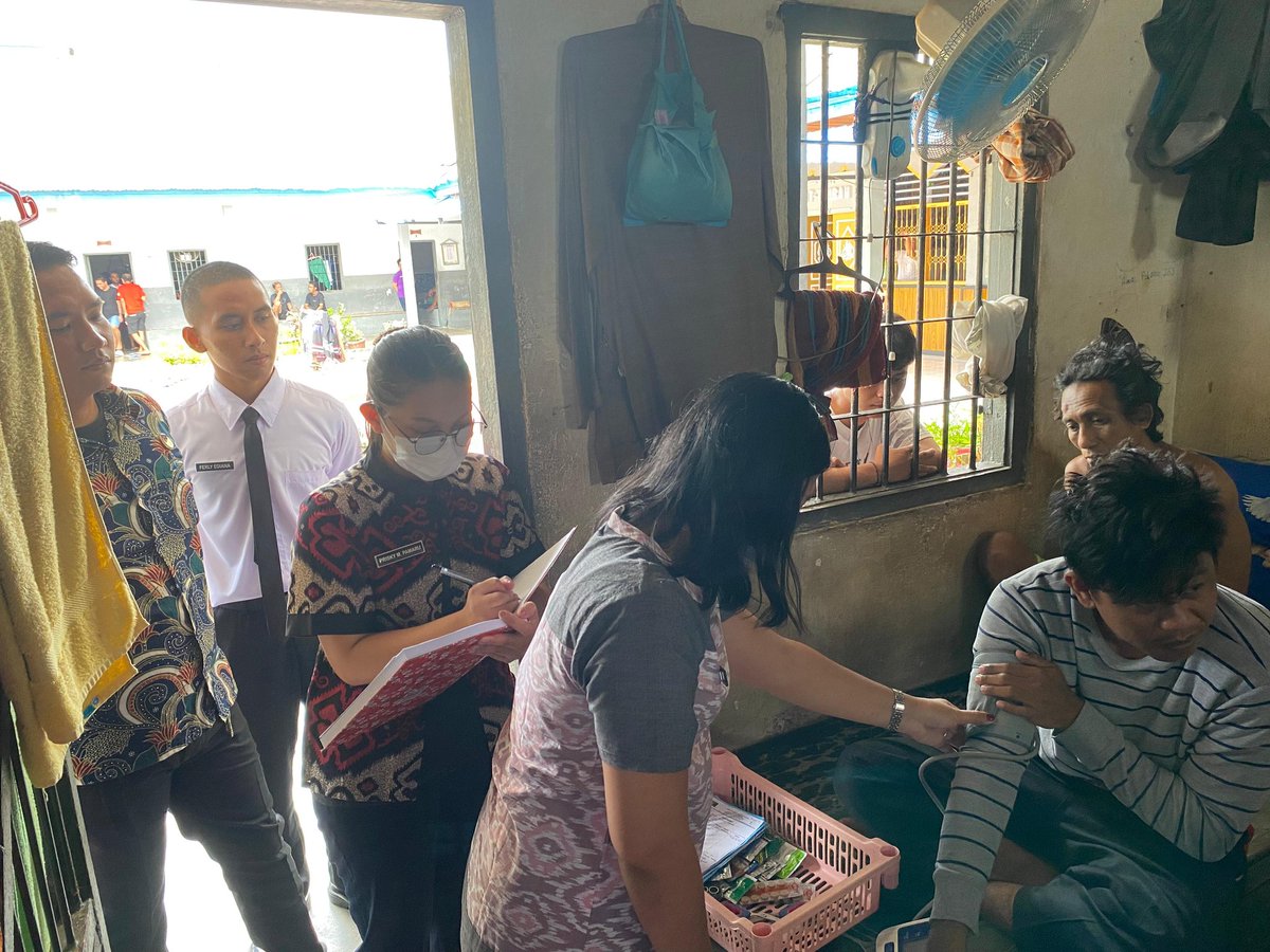 palu_rutan's tweet photo. Petugas Perawat Rutan Palu Tinjau Langsung Kesehatan WBP di Kamar Huniannya Sebelum Pulang Melaksanakan Tugas 
https://t.co/Vz0aoGD5yF
HUMAS RUTAN PALU
#kemenimipas
#pemasyarakatan
#guardandguide
#humasimipas
#infoimipas https://t.co/VER5rbJgnc