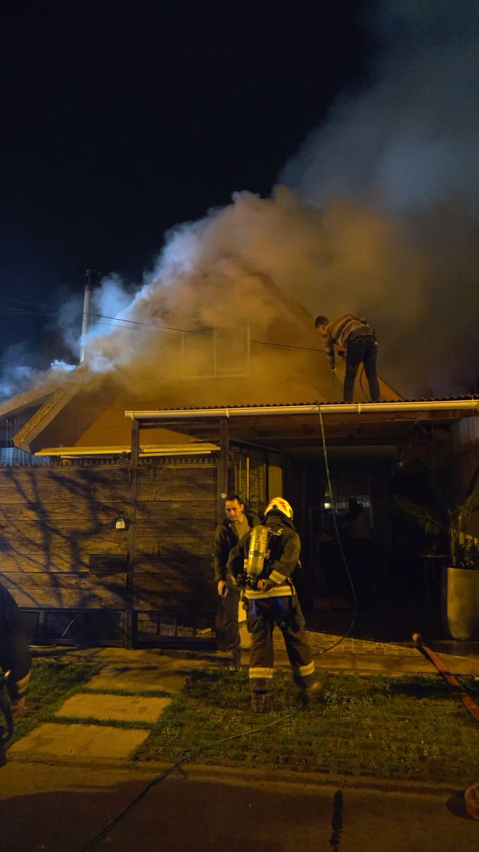 grupolibracl's tweet photo. AHORA:  INCENDIO ESTRUCTURAL DECLARADO. Villa Galilea. Avanzan M21, M31 y M13 bomberos de Limache #radiolibra https://t.co/XCgNQbJR6L