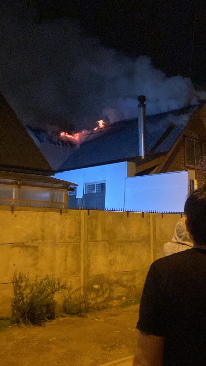 grupolibracl's tweet photo. AHORA:  INCENDIO ESTRUCTURAL DECLARADO. Villa Galilea. Avanzan M21, M31 y M13 bomberos de Limache #radiolibra https://t.co/XCgNQbJR6L