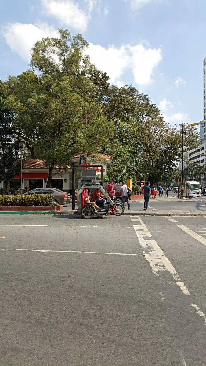 cheelowss's tweet photo. Maria Orosa Street 

While waiting sa go signal ng stoplight, I didn't notice na katabi ko na pala siya. Nagulat ako nung may nagsabing "Tawid na tayo Ma'am." Unang beses na kinilig ako— while crossing the street, may slo-mo talagang nangyari. He became my happy crush 🥰 https://t.co/YrKP03w1tt