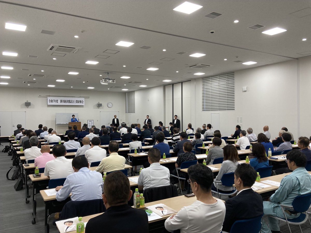 ６月21日、「掛川経済懇話会」の研修会にお招き頂き、「日本の未来と地方創生〜外務大臣・法務大臣を経験して」と題して講演しました。　
　掛川の魅力を引き出し、世界を視野に、地域経済の活性化と持続可能な地域社会づくりに、皆さまのリーダーシップと「共創」こそチカラ、とお話ししました。