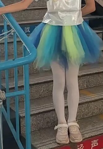 女鹅做完模特回到家，我便磨着她问姨姨厉害是怎么回事，最后说姨姨用手脚帮叔叔们弄尿尿的部位，
弄出白白的东西，妈妈很快学会，她一直都不行，说着便脱下鞋子，裤袜脚处似乎黏糊糊拉丝了，女鹅说叔叔把白白的东西喷她袜子跟鞋子了，说着突然说爸爸，帮我练习下吧！啊😦