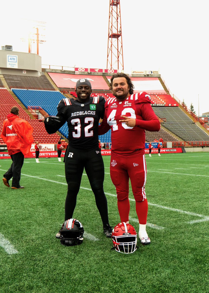 Yates Cup champs reunited! 🏆 Jayden Griffiths and Jason MacGougan all smiles out in Calgary today. Once a Golden Hawk, always a Golden Hawk 💜💛 

#SoarAbove