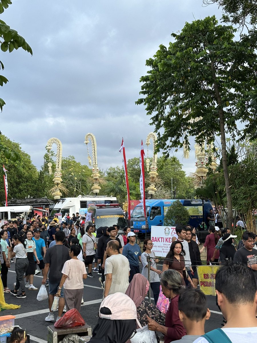 CFD hari ini terdengar lebih sibuk dari biasanya.. karaoke, mini konser, dangdut koplo, zumba depan belakang 🤣