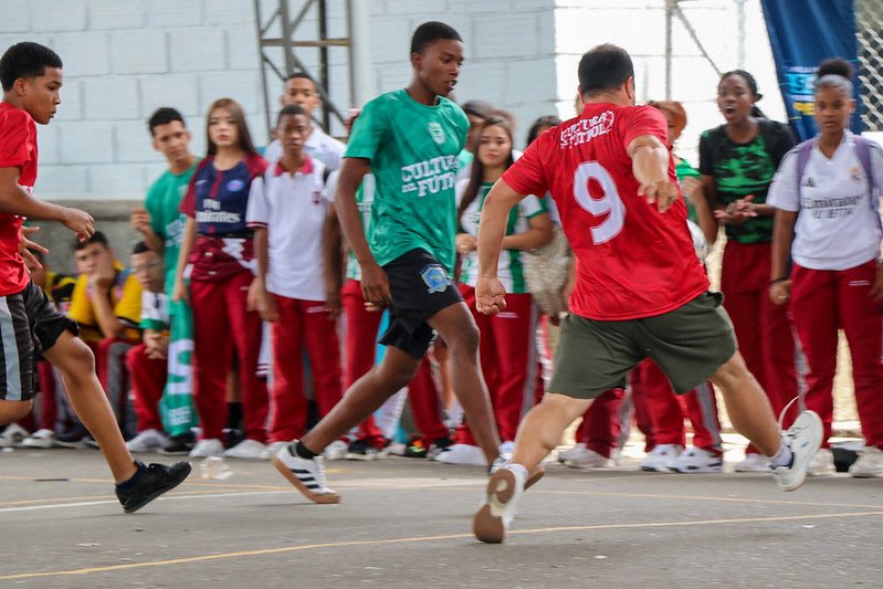 RickyJaramilloV's tweet photo. Y en lo cultural además también marcamos diferencia: con Cultura del Fútbol promovemos convivencia y liderazgo juvenil desde las barras. 3.200 jóvenes barristas hoy hacen parte de procesos de transformación social y cultural. Podría seguir, lo hacemos con convicción y mucho amor. https://t.co/51J7mosDcF