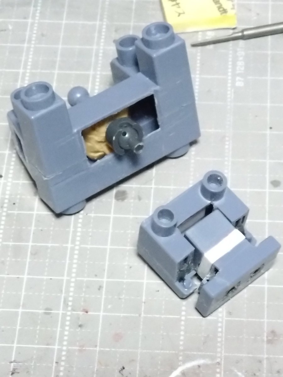 #ジオング
昨日からジオングの頭部バラしてボールジョイント仕込んで可動式にしました。
上半身もボールジョイント入れて少し動く様にしました。