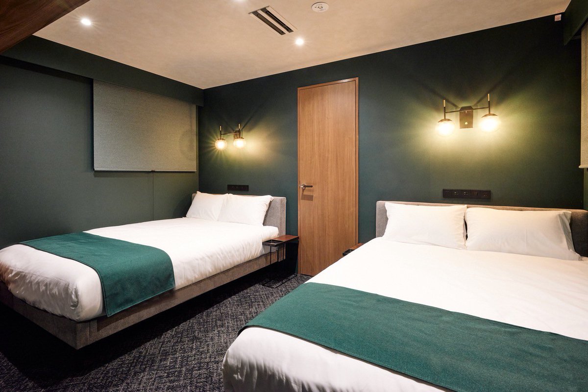 ちょうど1年前から進めてきた、福岡のRCビルを丸ごと民泊化するプロジェクト。
スケルトンから造り上げて、ついに完成しました。

最強のチームで仕上げた宿は、とにかくかっこいい。

寝台列車を思わせる部屋、ホワイトを基調にした上質な部屋、深いグリーンが映える部屋。