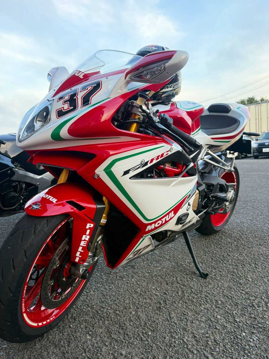 FFFF_miyasen's tweet photo. ついに!F4RC納車🏍️
中免キッズの時から憧れてた一台!
アグスタ界隈、イタ車界隈に入れて嬉しい☺️
ディーラーさん、遠方からの購入にも関わらず丁寧な対応をしていただき本当にありがとうございます!
久しぶりの2輪がある生活、楽しむぞ!!
(SCつけたい)
#若気のitaly #MVAGUSTA #F4RC https://t.co/kU8uQyuDzc