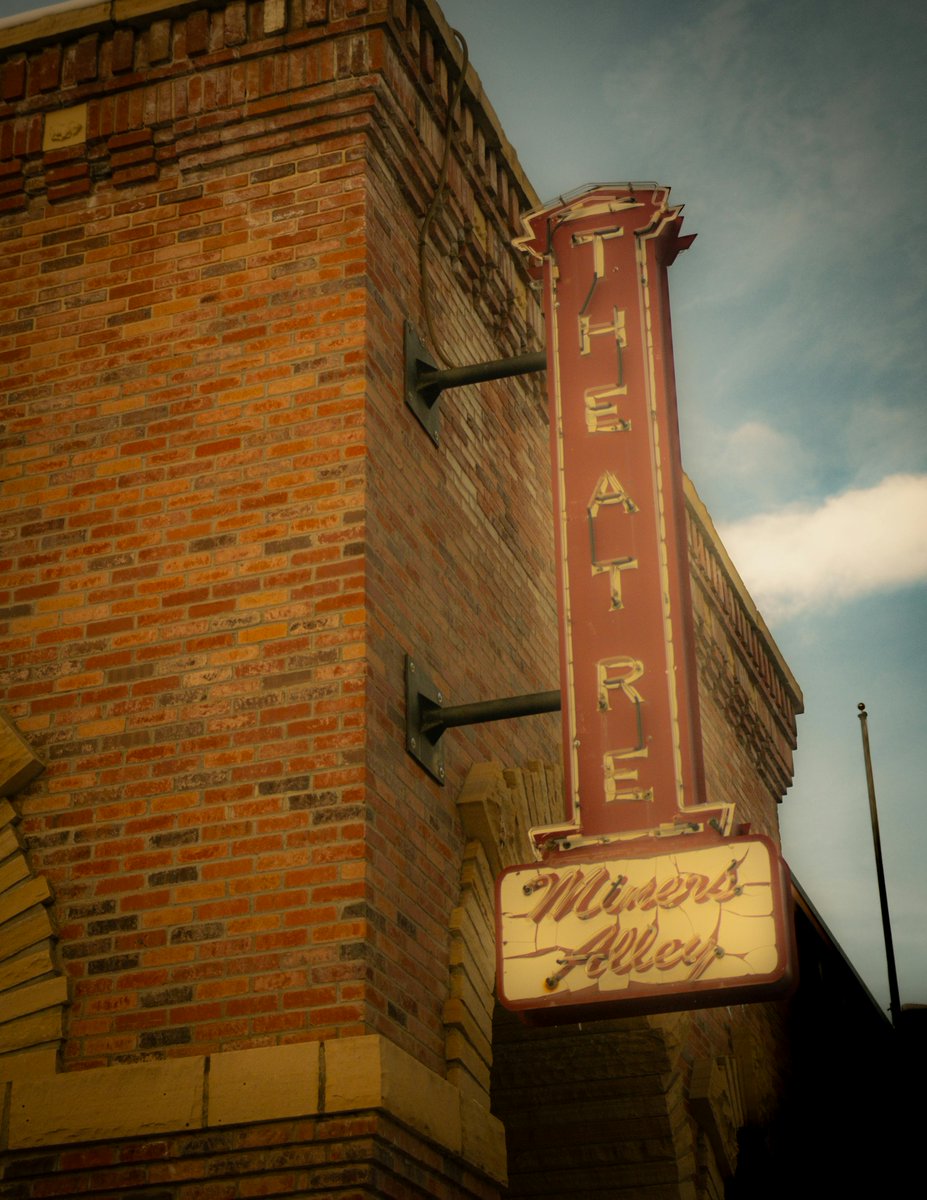 filmindset's tweet image. 🎞️🌆 Before the megaplexes and streaming queues, there was one marquee, one town, and one screen that lit up every dream. #VintageTheatre #OldHollywoodCharm #RetroCinema #FadeToTimeless #MainStreetMagic #ClassicCinemaVibes #ReelTradition #CinemaHistory #NostalgicGlow