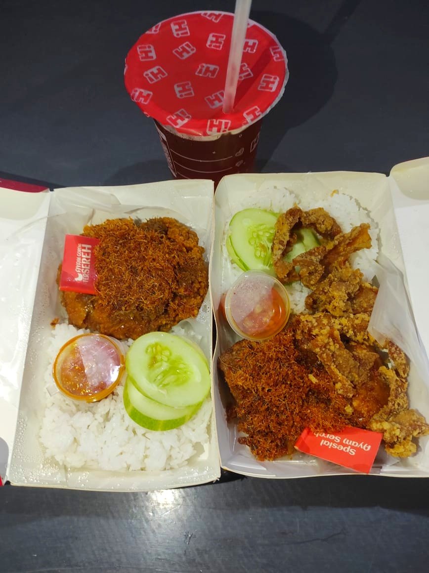 Kayyisaaaaaa's tweet photo. pantes aja temen aku ga pernah bosen order Ayam Goreng terSEREH by @hangry_id pas aku cobain beneran nagihhhh 🤧👌🏻 bumbu Ayam nya itu nikmat dan wangi banget 🍗🐓 https://t.co/5SOChSVnlI