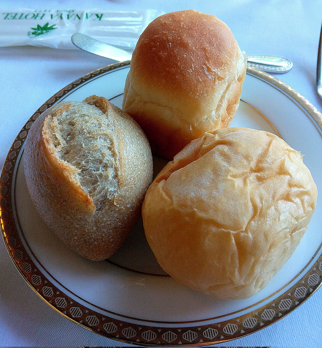 〈本日の一口アミューズ〉
生ハムと枝豆のムース。パンもやはり美味しい。一流ホテルでもマーガリンだったりするようですが、日光金谷ホテルはしっかりとバターで嬉しい。んで、とっても眺めの良い席を用意して頂いて大満足であります。有り難うございました日光金谷ホテルさま🥹💮🍻
#ネトウヨ安寧