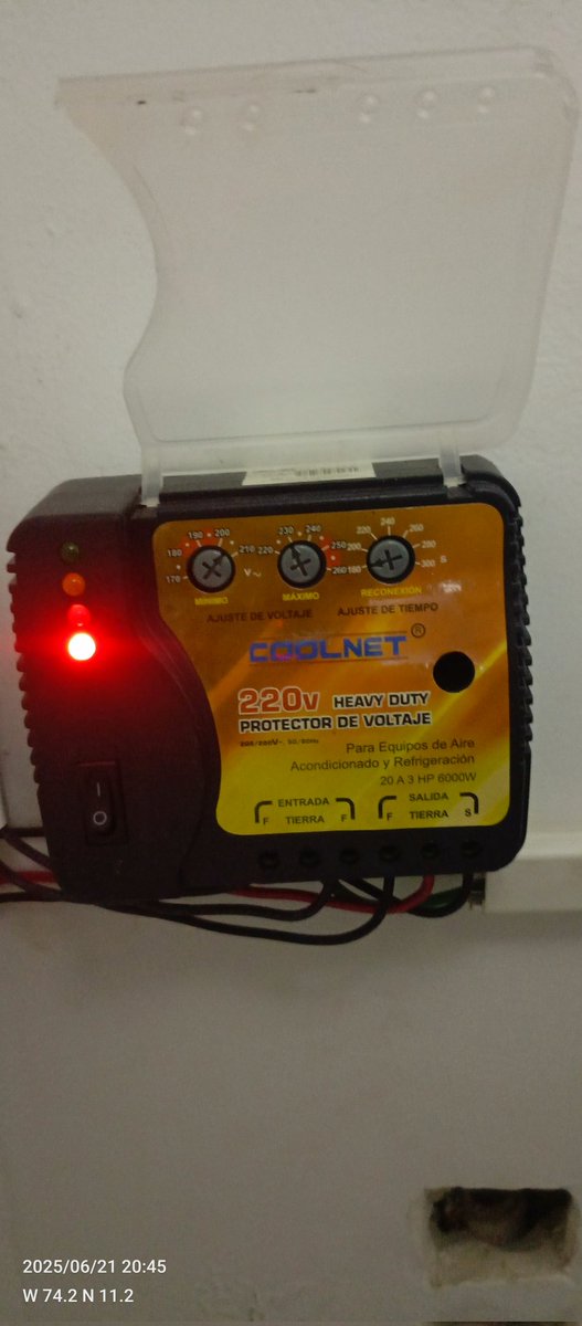 Ojo la gente en Santa Marta que utiliza electrodomésticos 220,esta semana la energía no ha llegado a rangos que permitan el funcionamiento normal de estos aparatos. Gracias <a href="/Aire_Energia/">Air-e Intervenida</a>  por el pésimo servicio que ustedes prestan.  Quien sabe cuantos aparatos han quemado !!