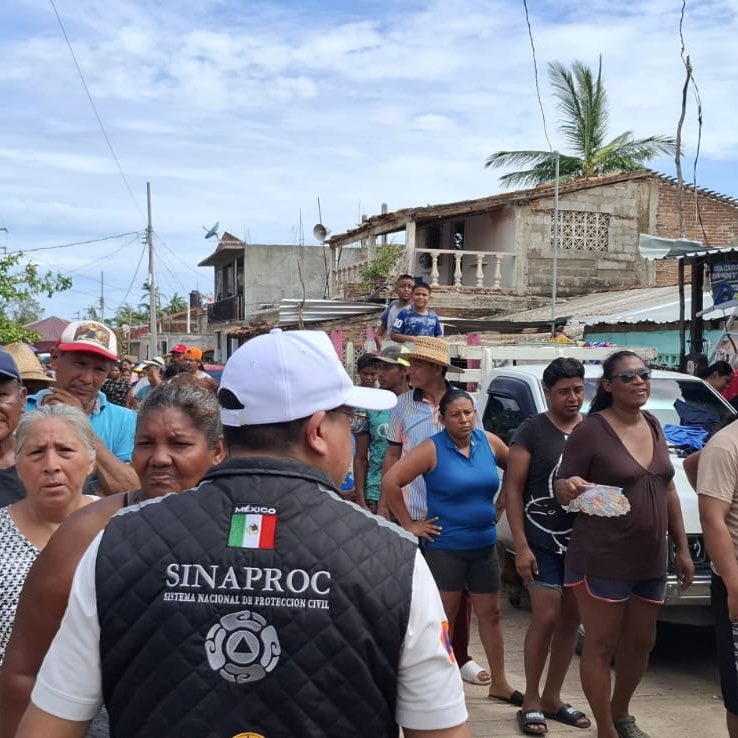 CNPC_MX's tweet photo. 📍En la localidad de Comaltepec, municipio de #Cuajinicuilapa, se entregó ayuda humanitaria a familias afectadas por el huracán #Erick.

🤝 Acción coordinada por @Defensamx1, la #CNPC de la @SSPCMexico, el @Gob_Guerrero y el comisario de la comunidad. https://t.co/Lqr2pU8oDu