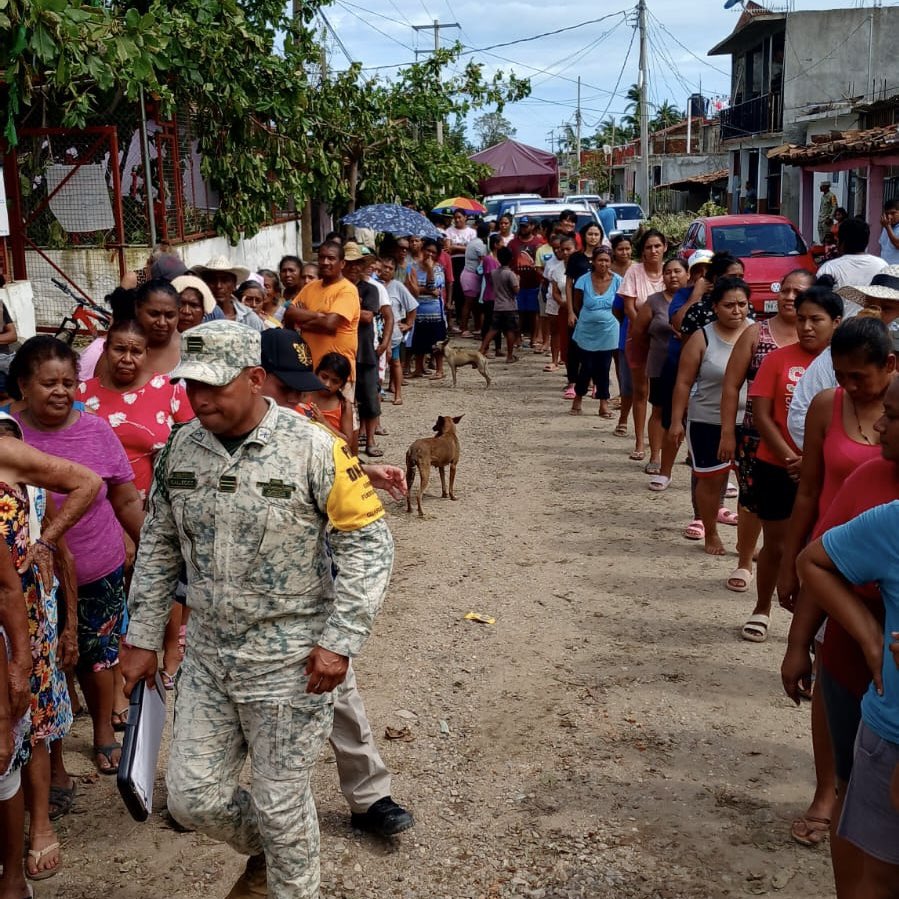 CNPC_MX's tweet photo. 📍En la localidad de Comaltepec, municipio de #Cuajinicuilapa, se entregó ayuda humanitaria a familias afectadas por el huracán #Erick.

🤝 Acción coordinada por @Defensamx1, la #CNPC de la @SSPCMexico, el @Gob_Guerrero y el comisario de la comunidad. https://t.co/Lqr2pU8oDu