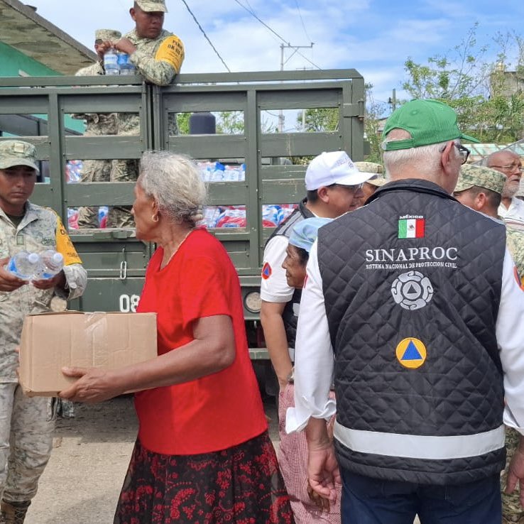CNPC_MX's tweet photo. 📍En la localidad de Comaltepec, municipio de #Cuajinicuilapa, se entregó ayuda humanitaria a familias afectadas por el huracán #Erick.

🤝 Acción coordinada por @Defensamx1, la #CNPC de la @SSPCMexico, el @Gob_Guerrero y el comisario de la comunidad. https://t.co/Lqr2pU8oDu