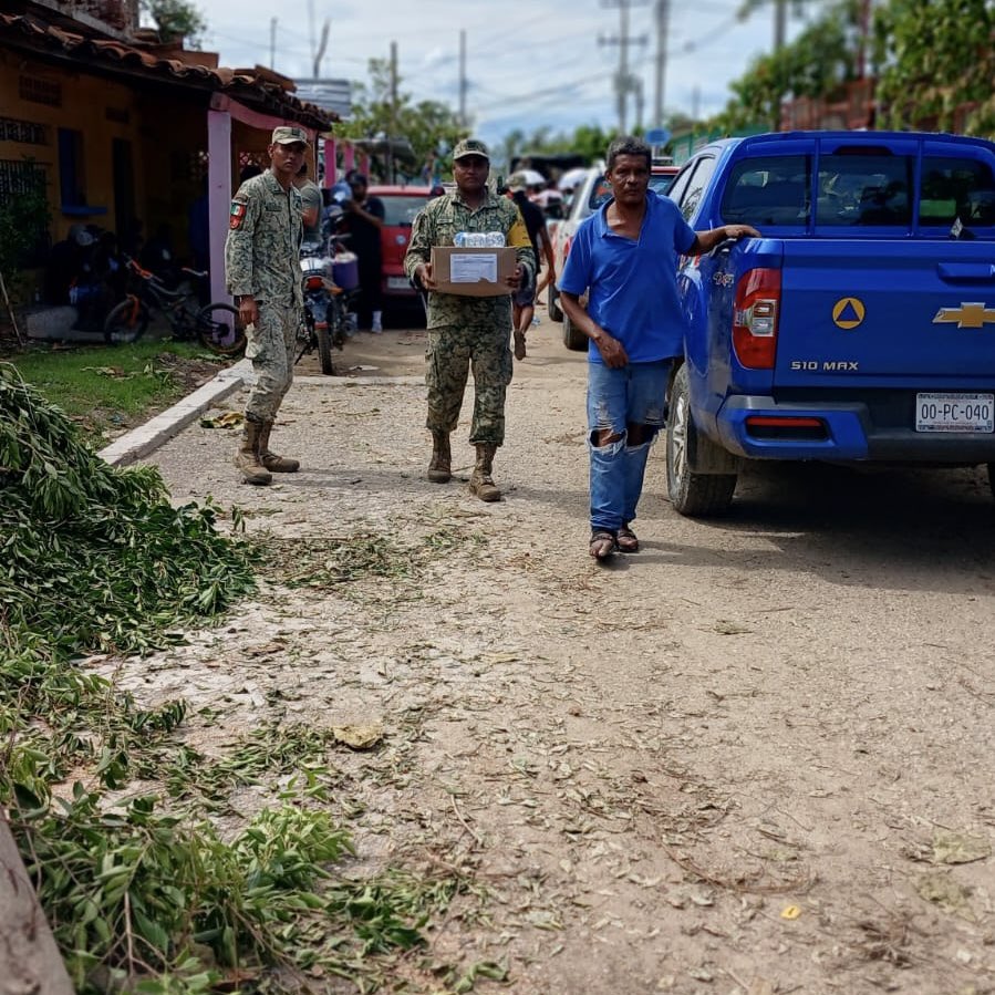 CNPC_MX's tweet photo. 📍En la localidad de Comaltepec, municipio de #Cuajinicuilapa, se entregó ayuda humanitaria a familias afectadas por el huracán #Erick.

🤝 Acción coordinada por @Defensamx1, la #CNPC de la @SSPCMexico, el @Gob_Guerrero y el comisario de la comunidad. https://t.co/Lqr2pU8oDu