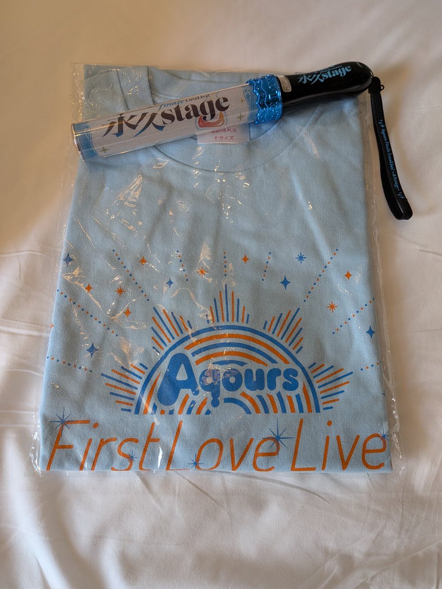 kusayabros's tweet photo. 直前になってやむを得ぬ事情により行くことが叶わなかった1st live。
未開封のままだったTシャツは、ラストライブで開けようと決めて8年、初めて袖を通す日が来た。
あの時吸わせられなかった分の汗は、今夜たくさん味あわせるからな！
#Aqours_finale_Day2 https://t.co/aRgtKb9uKo
