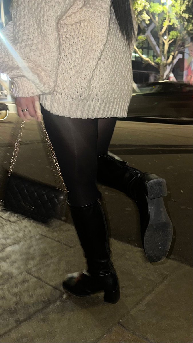 RealGoddessRiri's tweet photo. Quick here’s your reward kiss my shoes outside the club loser. https://t.co/BhrjKltUB3